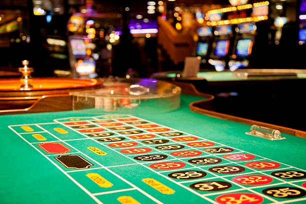 Live Blackjack table interface on qq8821 hoki showing dealer and player cards